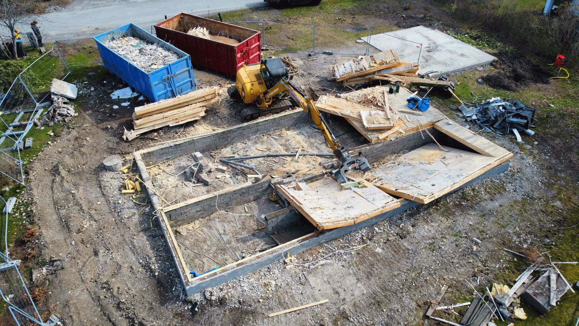 Sortering av trä vid rivning av hus i Täby