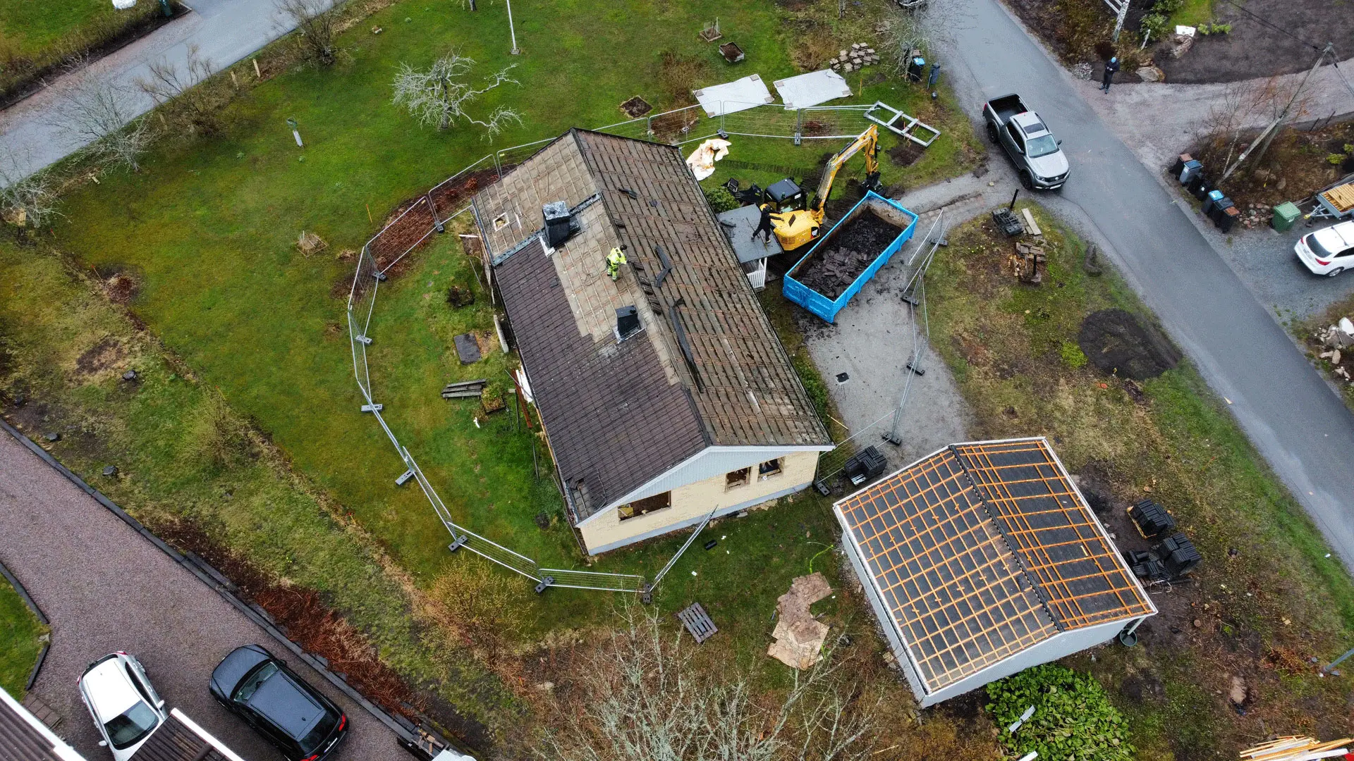 Rivning av villa med byggstängsel runt tomten