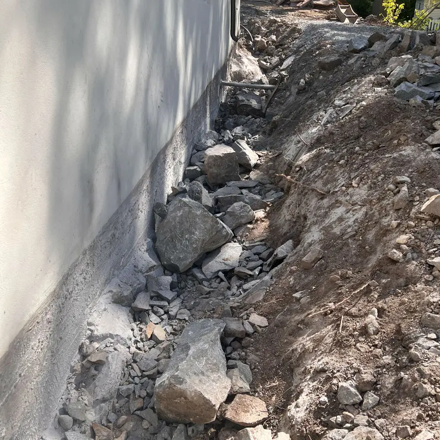 Sprängsten vid husgrund i Bromma