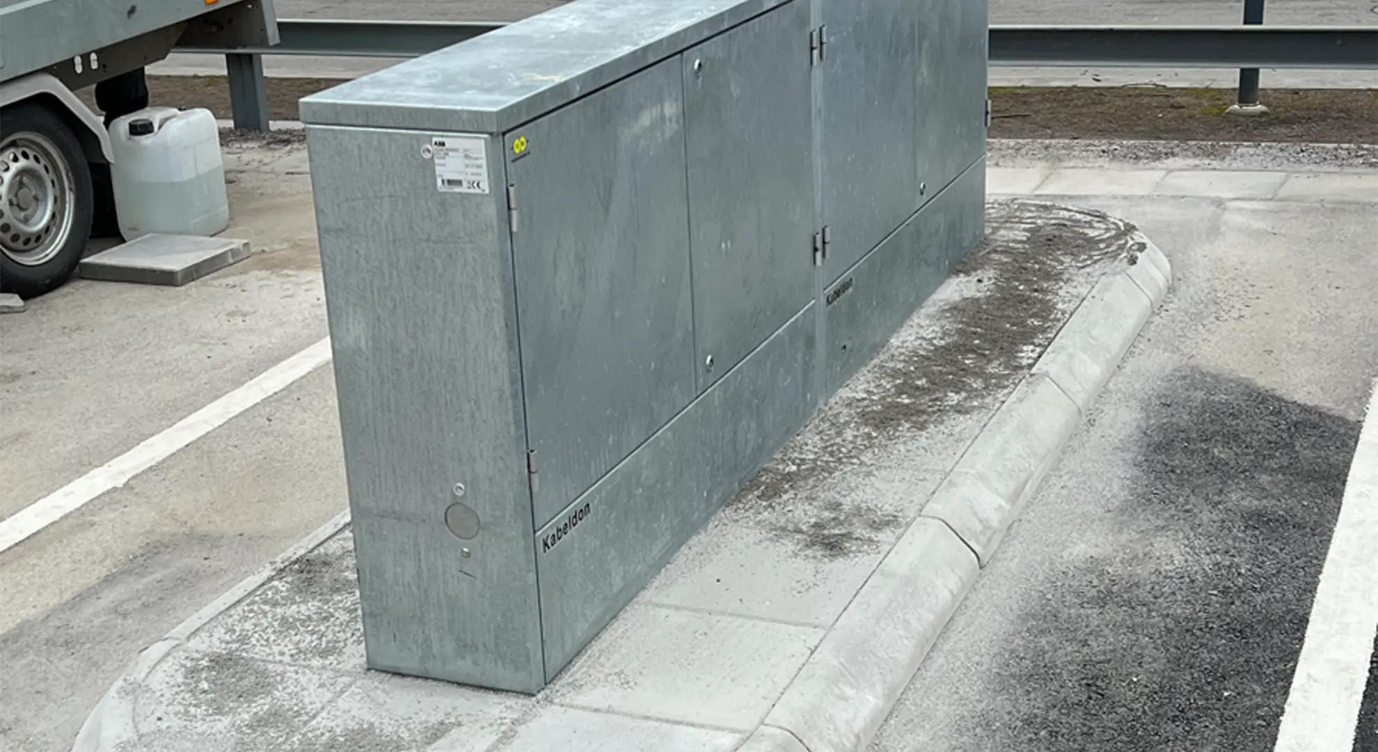 Arbeten med kantsten refug runt markskåp