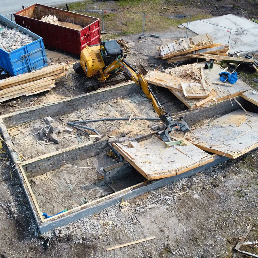 CAT 308 rivning grund och bjälklag sortering rivning