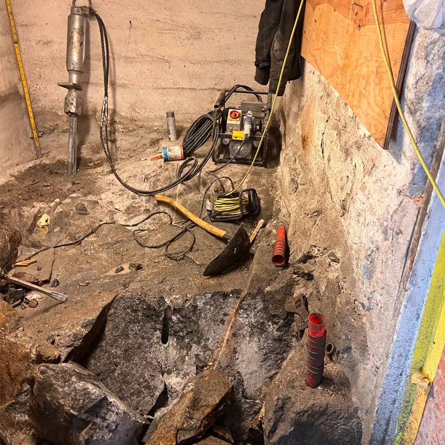 Bergspräckning i källare med Darda C12. Bergborrning