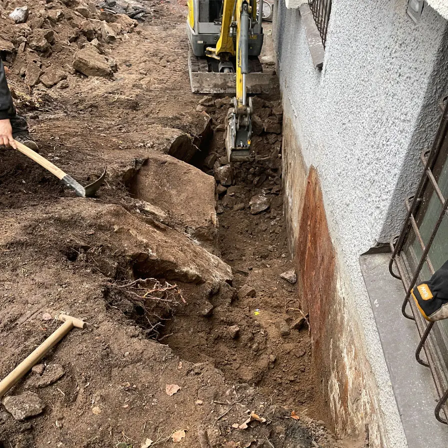 Grävning inför dränering motlut berg