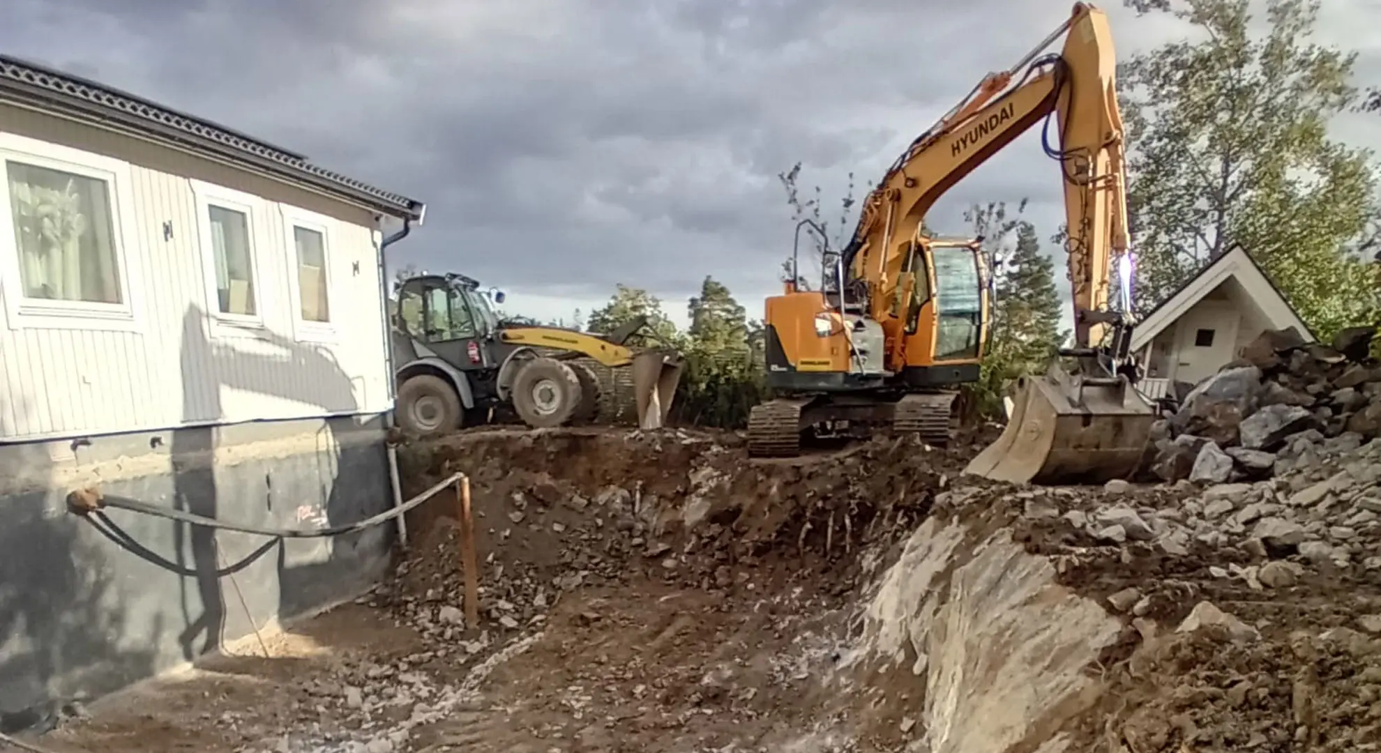 Spräckning poolschakt med Hyundai 145, bortforsling med hjullastare Kramer 1150