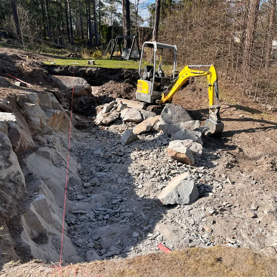 Utgrävning av sprängsten med en Wacker Neuson EZ17 på Lidingö